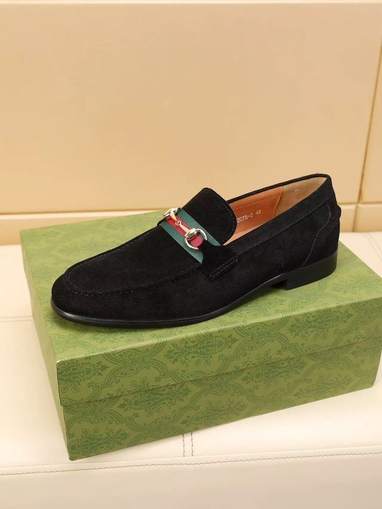 Men's men's shoes 💰440 🆘【GUCCI】Gucci ·🐂里· Hot-selling beanie shoes, top brand luxury, top quality, latest fashion beanie shoes.. The upper is made of original high mercerized smooth cow suede. (Full top-layer water-dyed 🐂 leather and lining). The original stylish and stylish soft rubber wear-resistant and non-slip outsole is light and comfortable on the foot, available in 3 colors! Matching code: 39-45 (38.46. Customized)